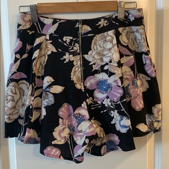 BOGO Floral Flowy Shorts - Picture 4 of 5
